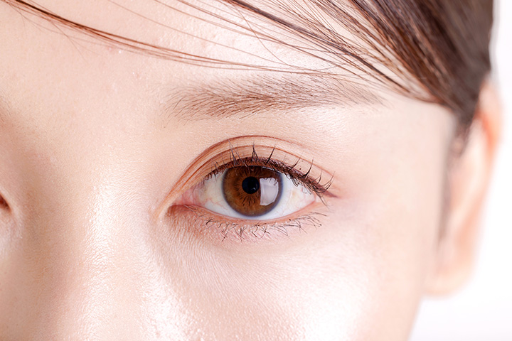 目を大きくする方法:美容外科の手法