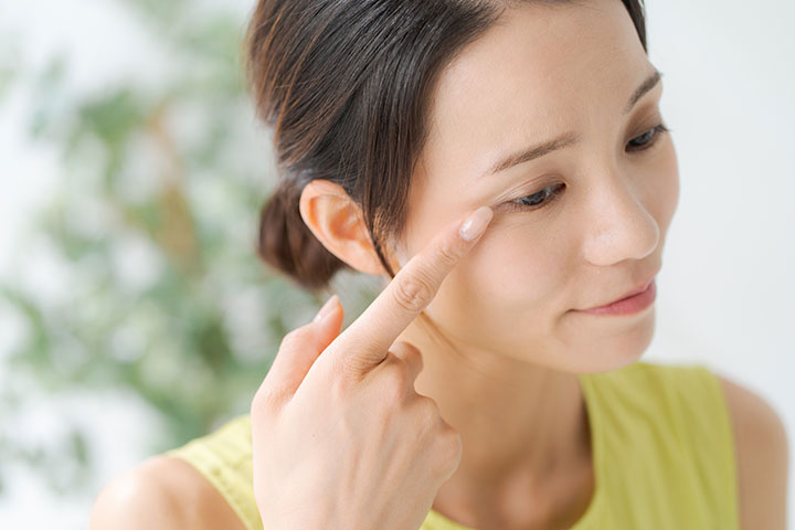 日常生活の中で注意したい目元の老化を予防するための行動