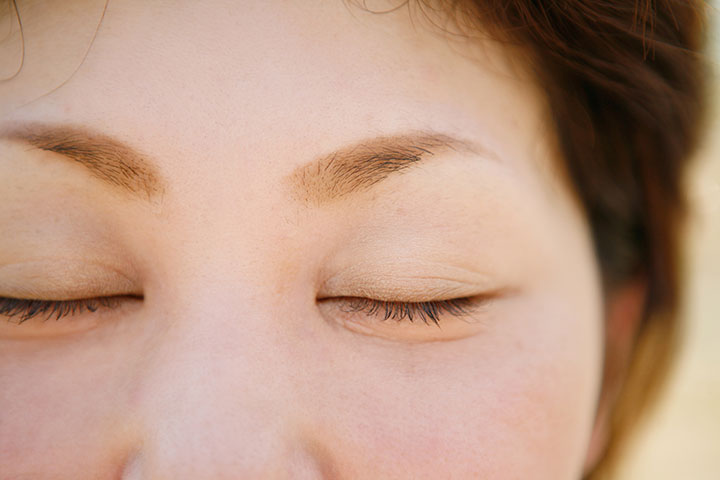 目の下のたるみはなぜ発生する？